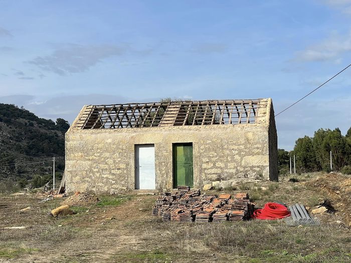Stone barn with roof removed